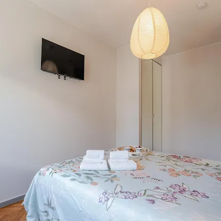 Daire Hostwise - Bright & Spacious Flat W/ Garage *