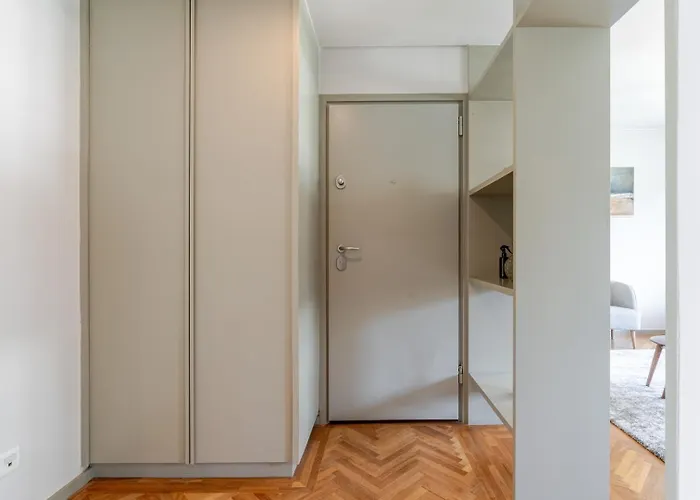 Hostwise - Bright & Spacious Flat W/ Garage *