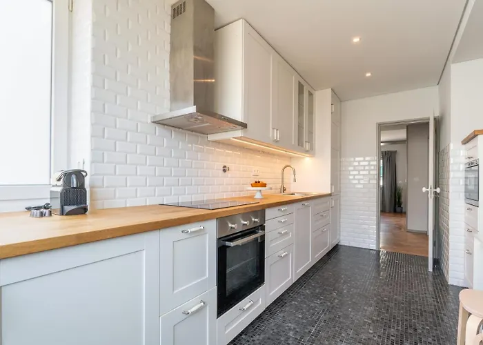 Hostwise - Bright & Spacious Flat W/ Garage * Porto