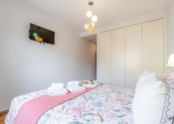 Daire Hostwise - Bright & Spacious Flat W/ Garage