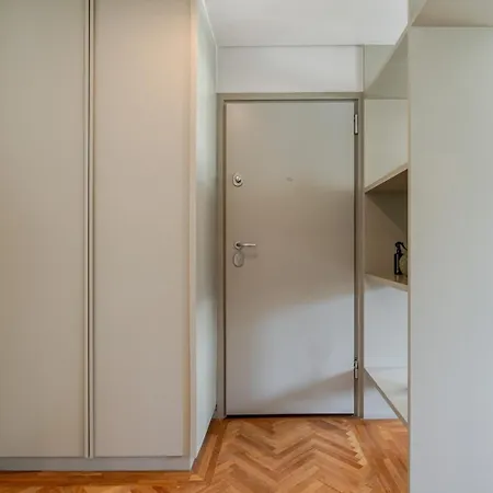 Hostwise - Bright & Spacious Flat W/ Garage *