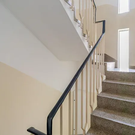 Hostwise - Bright & Spacious Flat W/ Garage