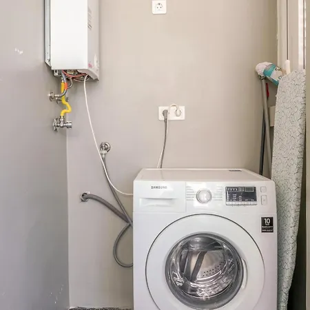 Hostwise - Bright & Spacious Flat W/ Garage Appartement