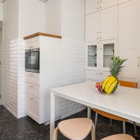 Hostwise - Bright & Spacious Flat W/ Garage