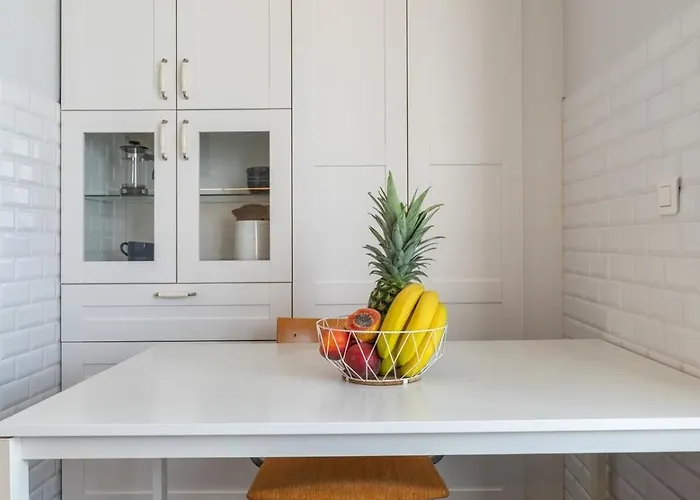 Apartment Hostwise - Bright & Spacious Flat W/ Garage