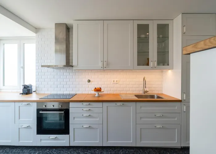 Hostwise - Bright & Spacious Flat W/ Garage Apartment *