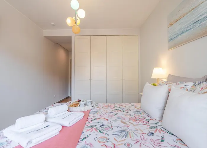 Hostwise - Bright & Spacious Flat W/ Garage