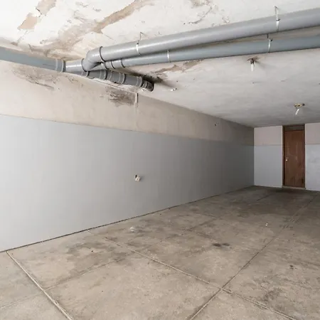 Hostwise - Bright & Spacious Flat W/ Garage アパート *