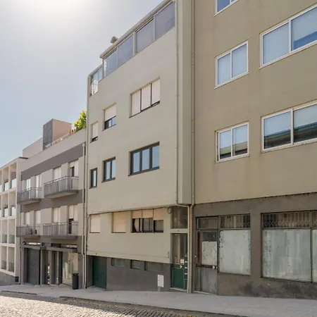 شقة Hostwise - Bright & Spacious Flat W/ Garage بورتو