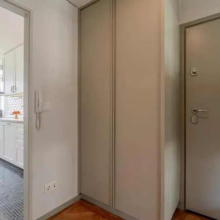 Hostwise - Bright & Spacious Flat W/ Garage *