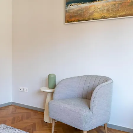 Hostwise - Bright & Spacious Flat W/ Garage ポルト