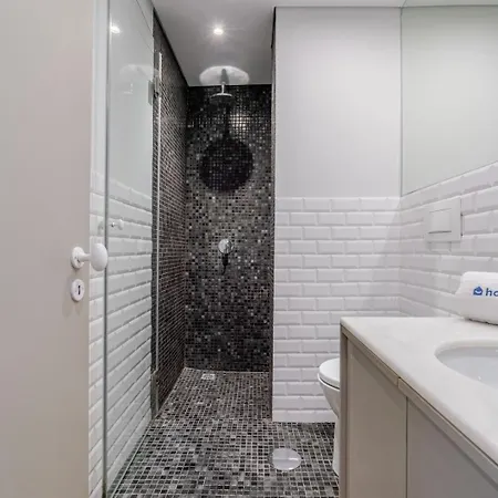 Hostwise - Bright & Spacious Flat W/ Garage