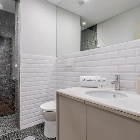 شقة Hostwise - Bright & Spacious Flat W/ Garage *
