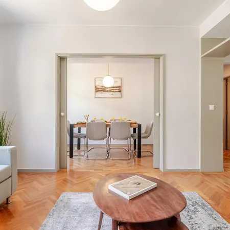 Hostwise - Bright & Spacious Flat W/ Garage アパート