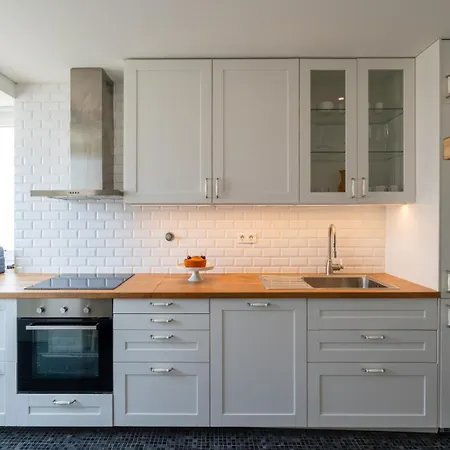 Hostwise - Bright & Spacious Flat W/ Garage Apartment *