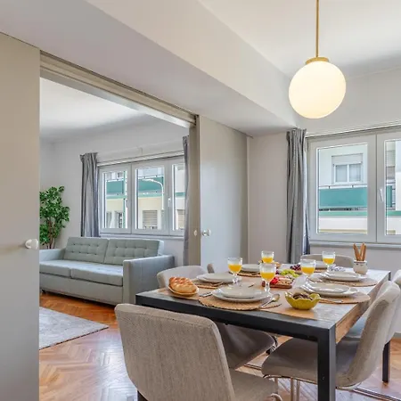 Hostwise - Bright & Spacious Flat W/ Garage 波尔图