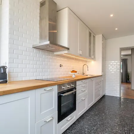 Hostwise - Bright & Spacious Flat W/ Garage * بورتو