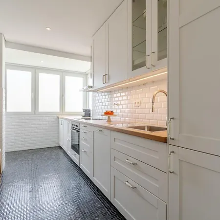 Apartment Hostwise - Bright & Spacious Flat W/ Garage *