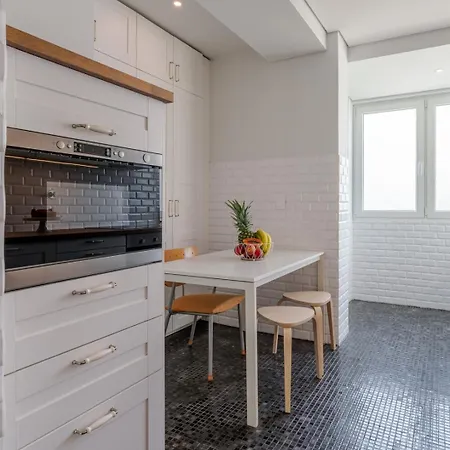 Hostwise - Bright & Spacious Flat W/ Garage Apartment Porto
