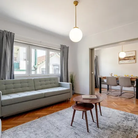 شقة Hostwise - Bright & Spacious Flat W/ Garage بورتو