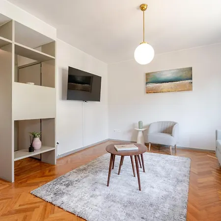 Hostwise - Bright & Spacious Flat W/ Garage * بورتو