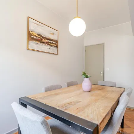شقة Hostwise - Bright & Spacious Flat W/ Garage بورتو