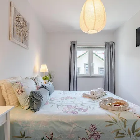 Hostwise - Bright & Spacious Flat W/ Garage بورتو