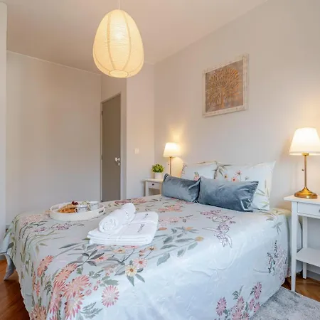 Apartment Hostwise - Bright & Spacious Flat W/ Garage *