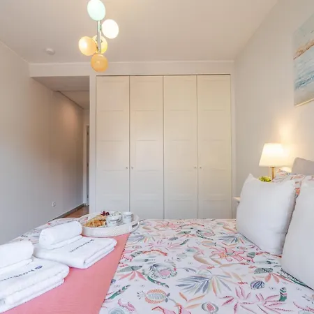 Hostwise - Bright & Spacious Flat W/ Garage