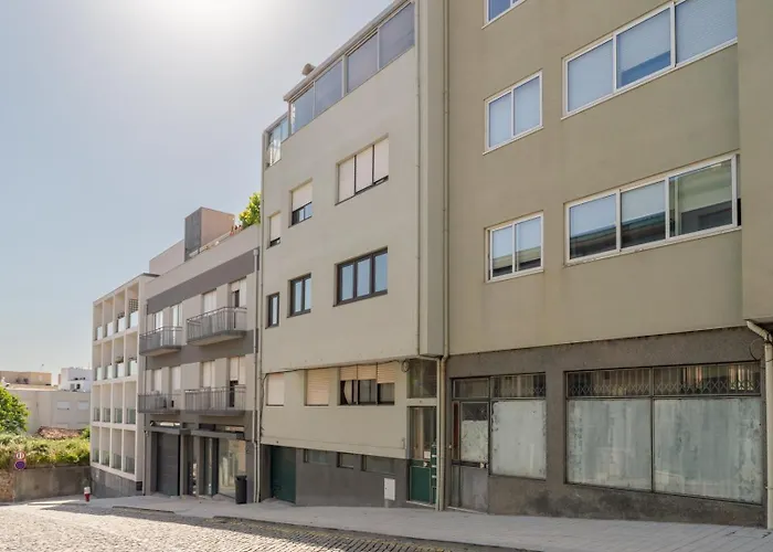 Апартаменты Hostwise - Bright & Spacious Flat W/ Garage Порту