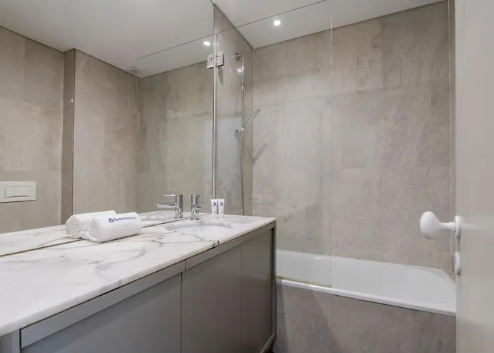 Hostwise - Bright & Spacious Flat W/ Garage Oporto