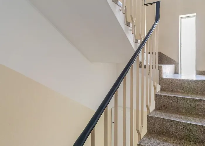 Hostwise - Bright & Spacious Flat W/ Garage