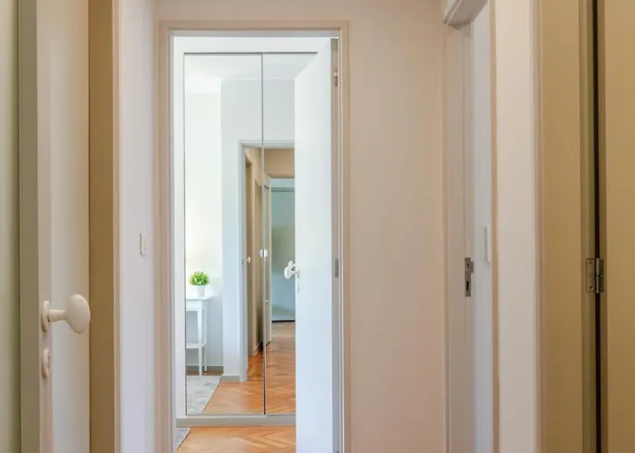 Lägenhet Hostwise - Bright & Spacious Flat W/ Garage *