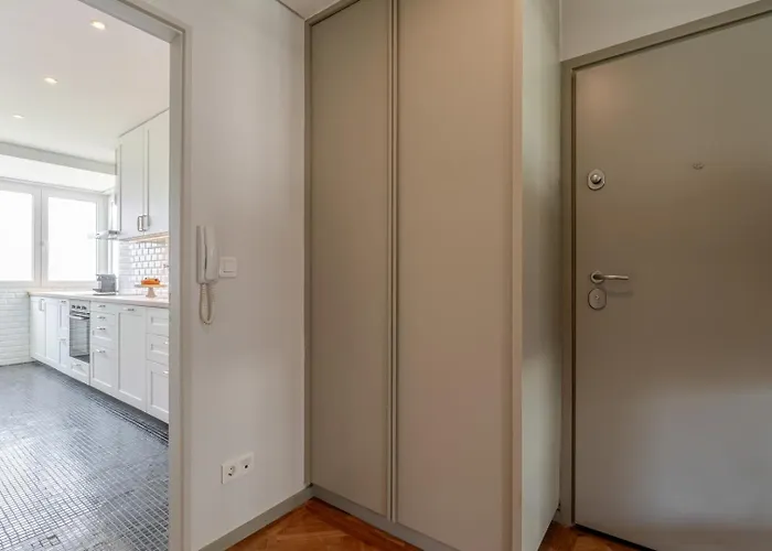 Hostwise - Bright & Spacious Flat W/ Garage *