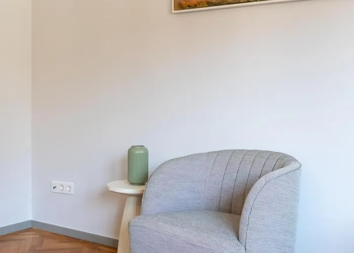 Hostwise - Bright & Spacious Flat W/ Garage Oporto