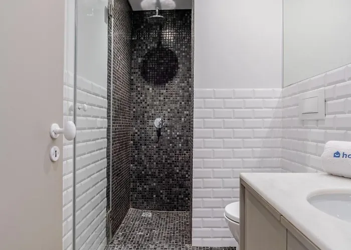 Hostwise - Bright & Spacious Flat W/ Garage