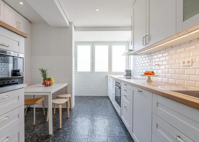 Lägenhet Hostwise - Bright & Spacious Flat W/ Garage Oporto