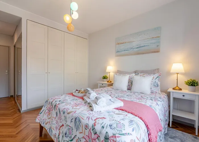 Hostwise - Bright & Spacious Flat W/ Garage * Порту