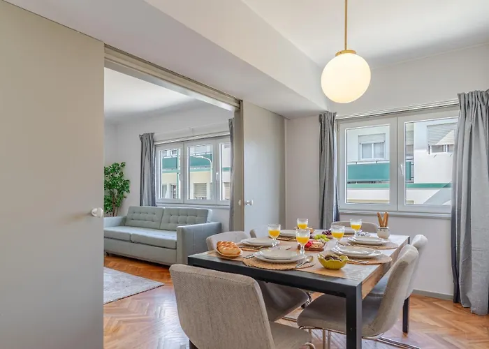 Hostwise - Bright & Spacious Flat W/ Garage Порту