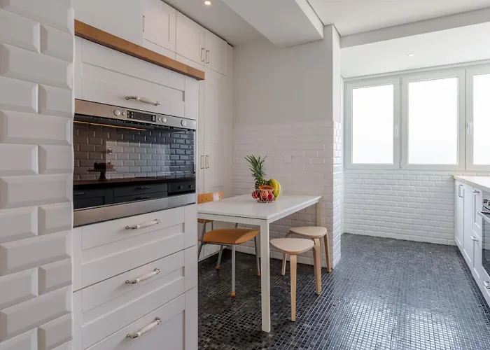 Hostwise - Bright & Spacious Flat W/ Garage Апартаменты Порту