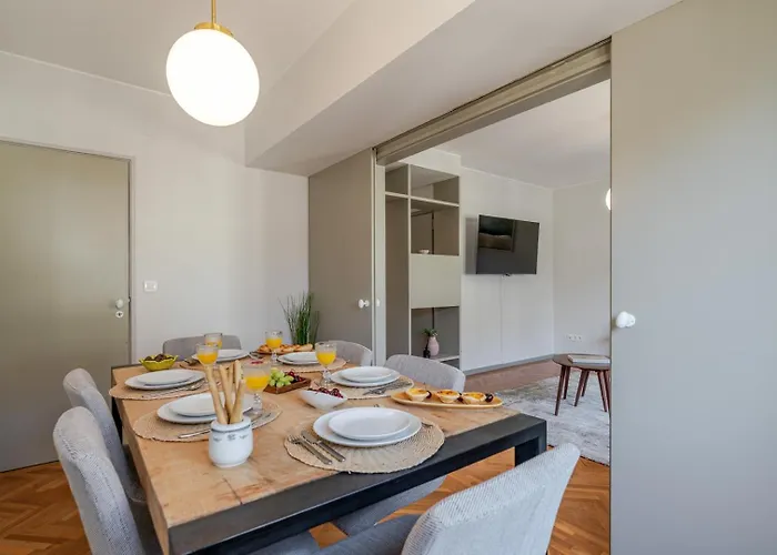 Апартаменты Hostwise - Bright & Spacious Flat W/ Garage