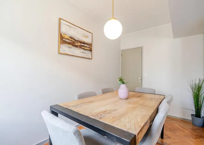 Lägenhet Hostwise - Bright & Spacious Flat W/ Garage Oporto