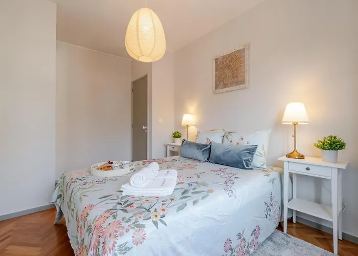 Lägenhet Hostwise - Bright & Spacious Flat W/ Garage *