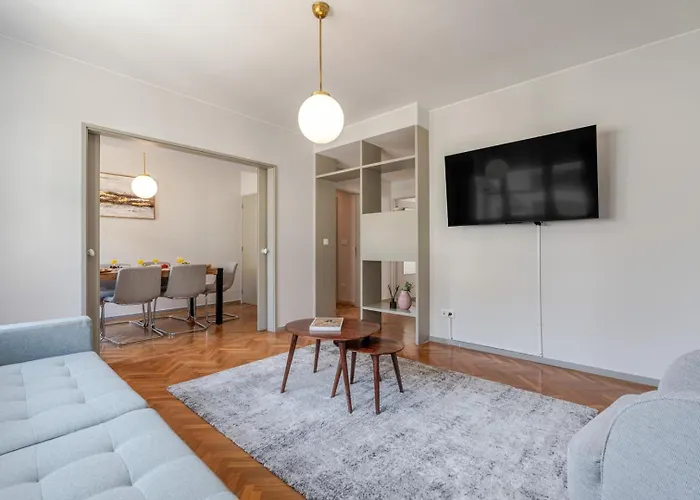 Апартаменты Hostwise - Bright & Spacious Flat W/ Garage Порту