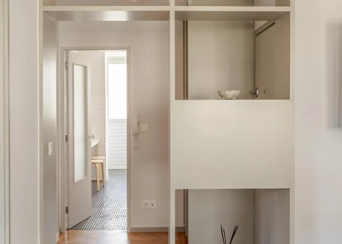 Hostwise - Bright & Spacious Flat W/ Garage Oporto