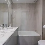 Hostwise - Bright & Spacious Flat W/ Garage Apartment