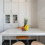 Apartment Hostwise - Bright & Spacious Flat W/ Garage