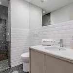 Apartment Hostwise - Bright & Spacious Flat W/ Garage *