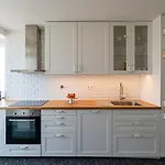 Hostwise - Bright & Spacious Flat W/ Garage Apartment *