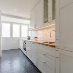 Apartment Hostwise - Bright & Spacious Flat W/ Garage *